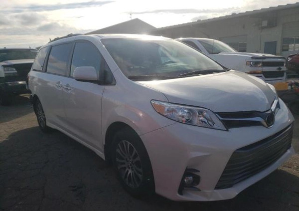 Toyota Sienna cena 70900 przebieg: 42000, rok produkcji 2019 z Jasień małe 67